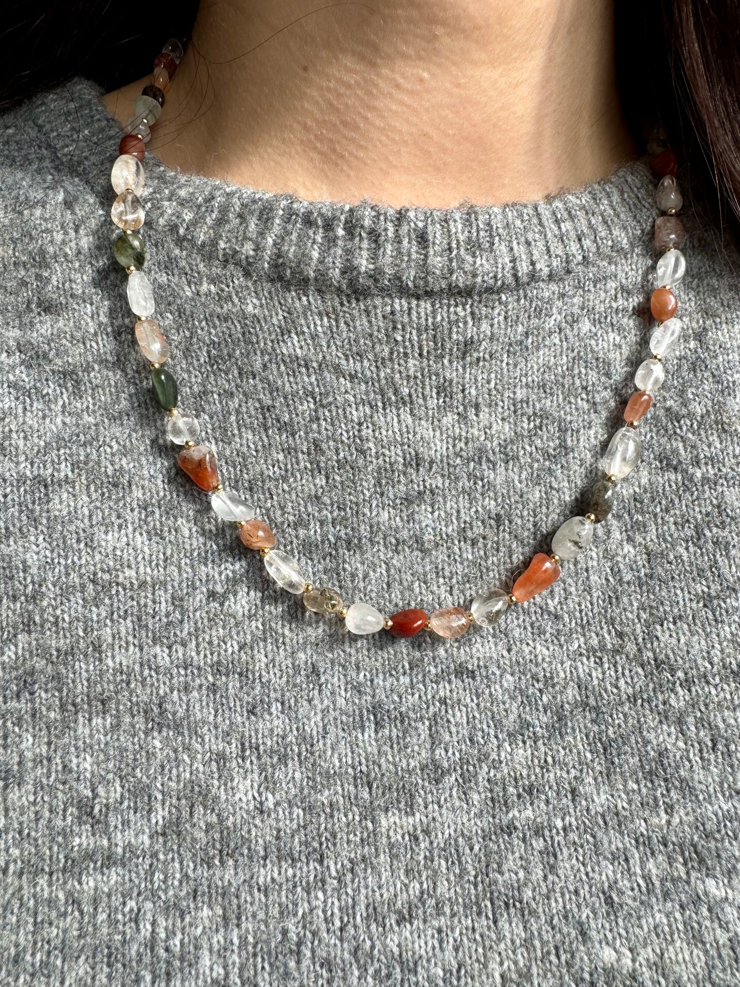 Quarzstein-Kette mit Barockperle & goldenen Details – handgefertigt