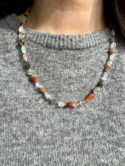 Quarzstein-Kette mit Barockperle & goldenen Details – handgefertigt