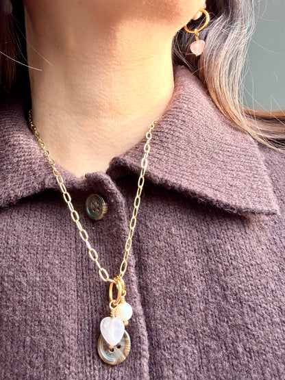 Rosea Heart – 18 k vergoldete Halskette mit Rosenquarz-Herz & Süßwasserperle – handgefertigt