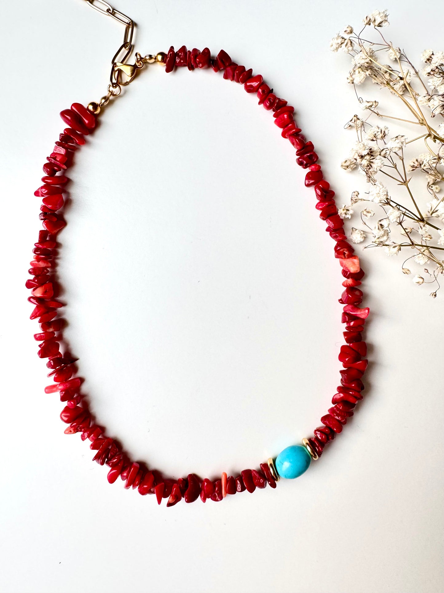 Korallen-Halskette mit türkisfarbener Perle & goldenen Details – handgefertigt