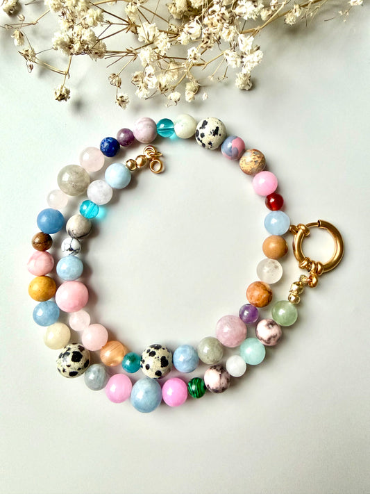 Bonibon – Edelstein Kette mit Dalmatiner Jaspis, Rosenquarz, Amazonit, Amethyst & Achat – handgefertigt