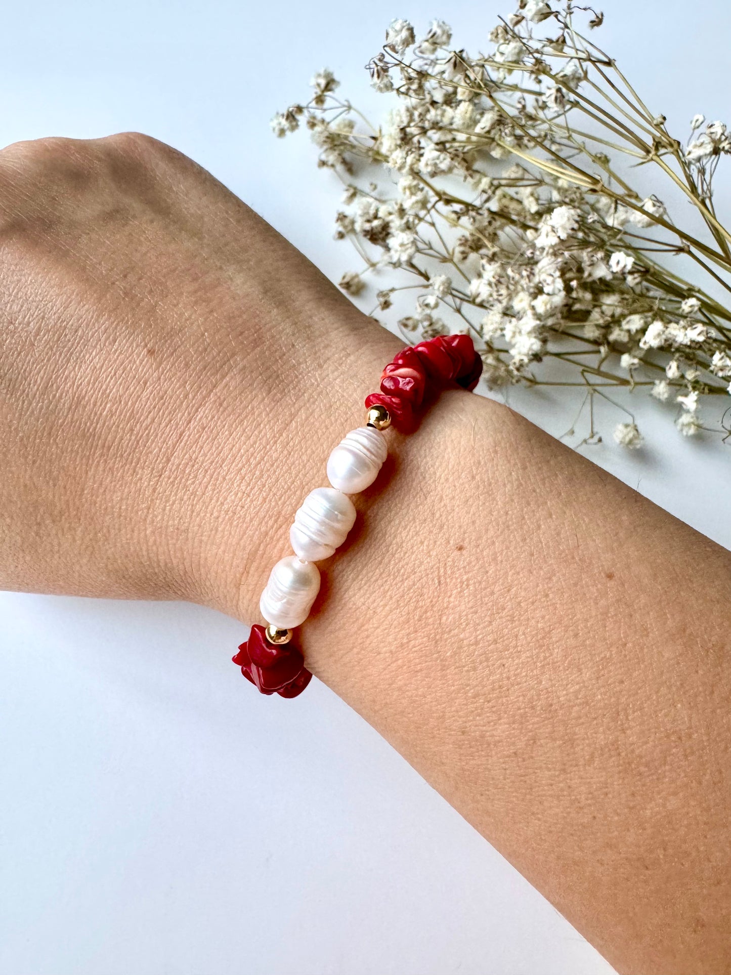 Korallenarmband mit Süßwasserperlen & goldenen Details – handgefertigt