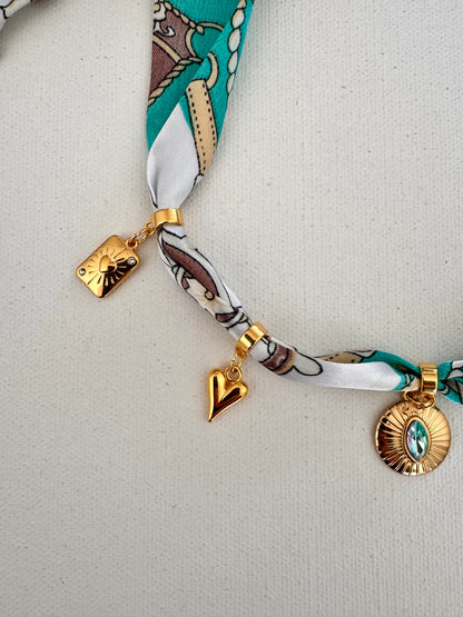 Charm-Bandana mit goldenen Anhängern in Türkis-Braun-Mix • Eyecatcher mit Symbolen & Kristall-Detail