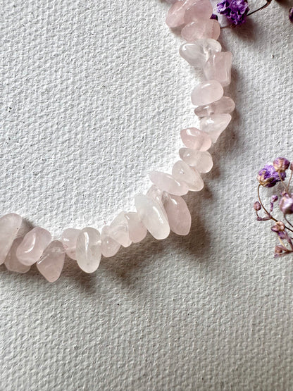 Rose Quartz Pearl Bracelet – zartes Armband mit Rosenquarz-Splittersteinen, Süßwasserperlen & Gold