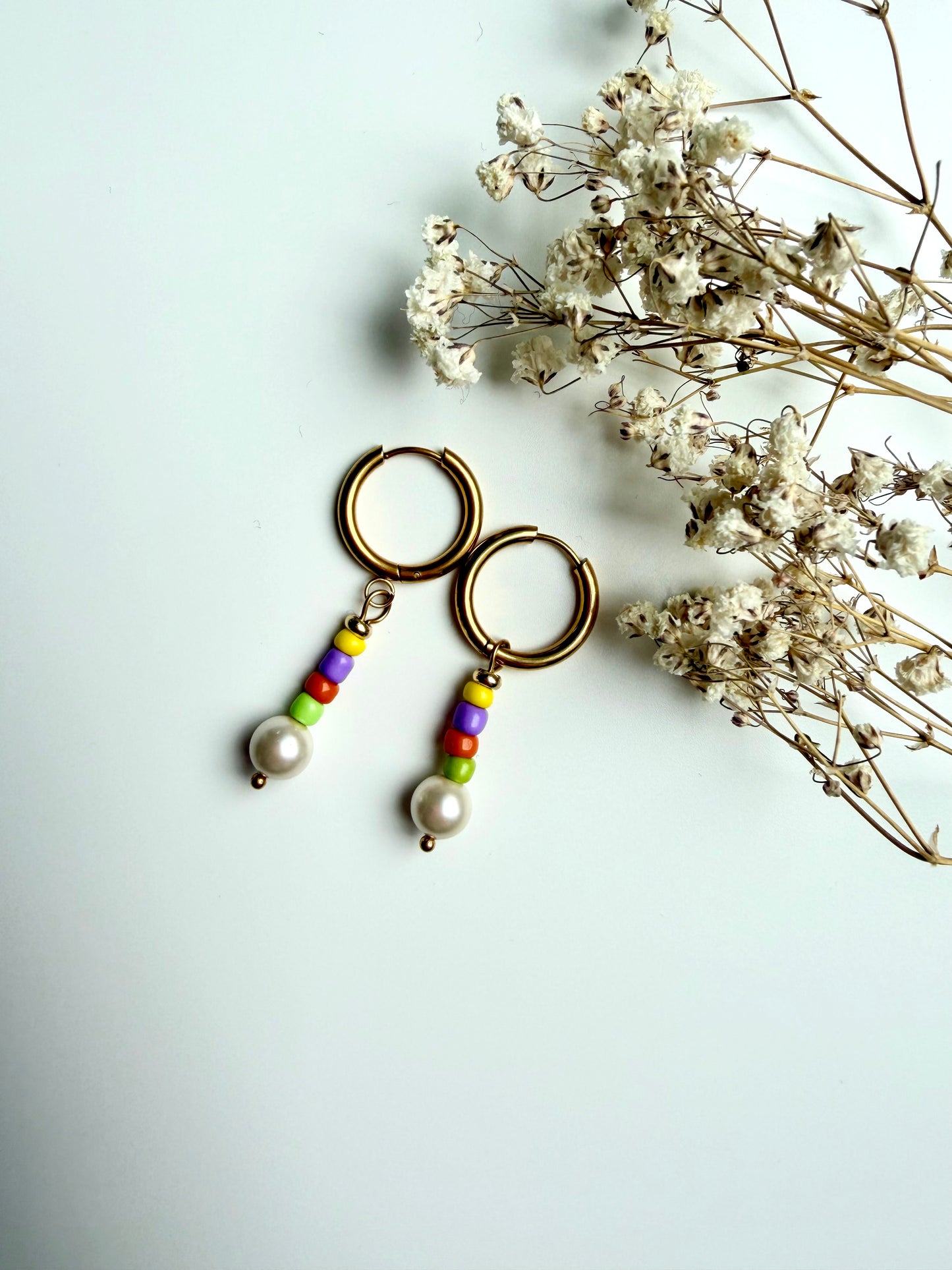 Lumi Pop – bunte Perlen Ohrringe mit Glasperlen & goldenen Creolen – handgefertigt