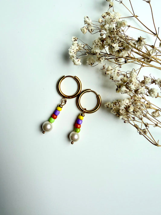 Lumi Pop – bunte Perlen Ohrringe mit Glasperlen & goldenen Creolen – handgefertigt