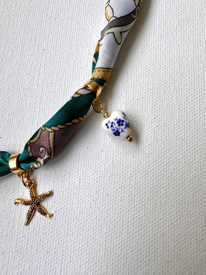 Bandana-Halskette mit Charms aus 18k vergoldetem Edelstahl • Herz-Anhänger, Stern & handbemaltes Porzellanherz