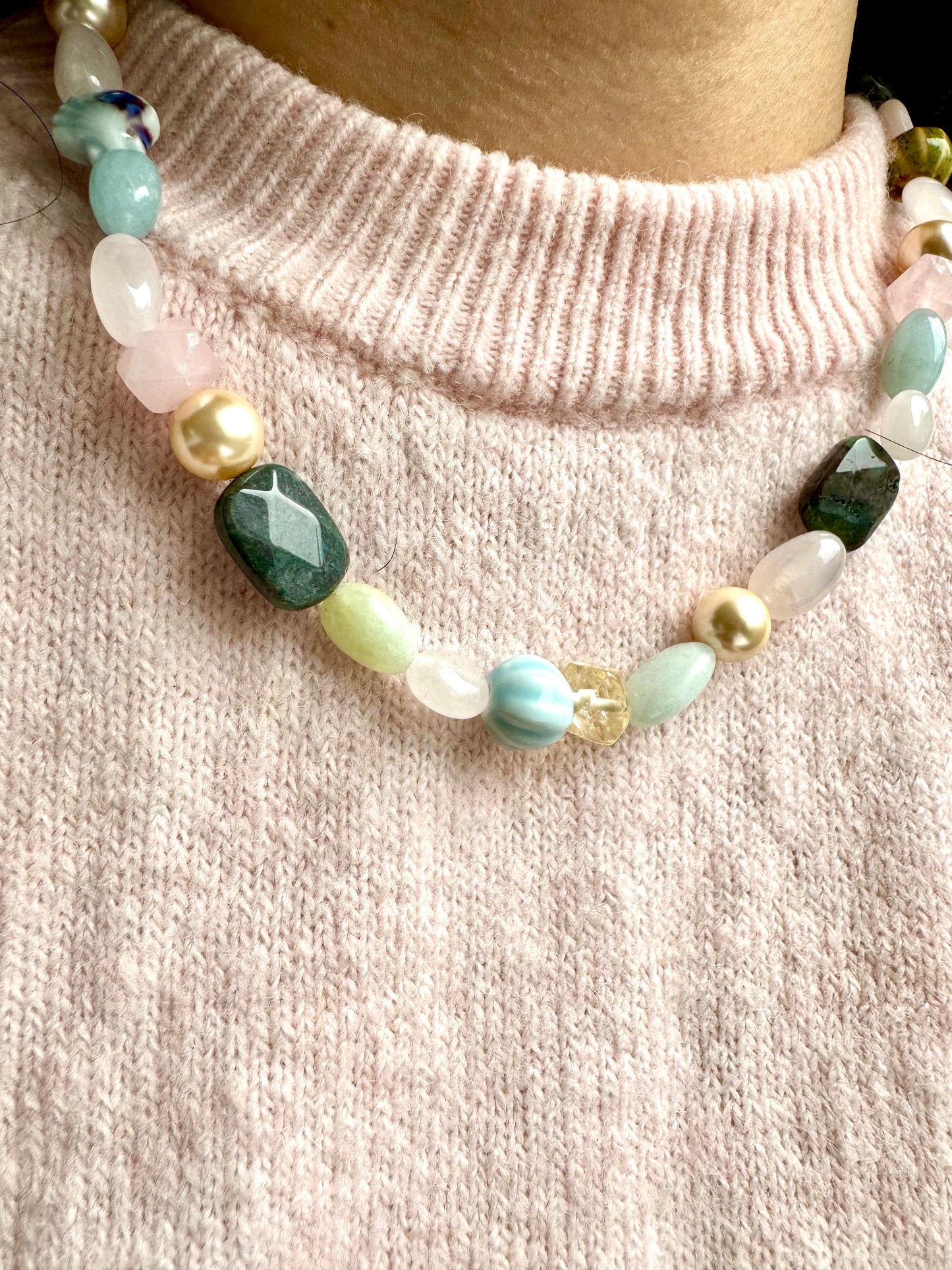 Bunte Edelsteinkette mit Keramik, Citrin, Aquamarin & vergoldeten Elementen