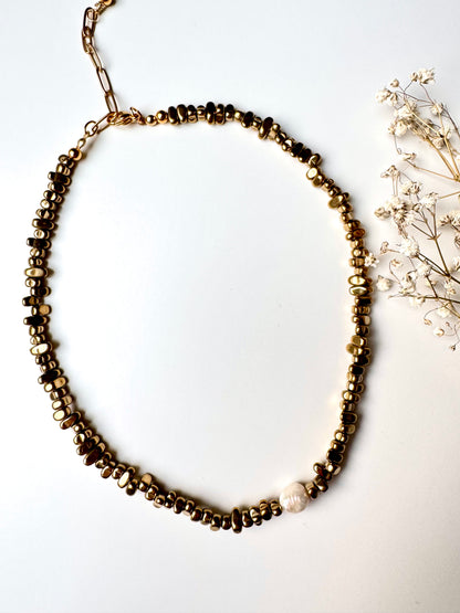 Hematite Glow – Halskette aus goldglänzendem Hämatit mit Süßwasserperle – handgefertigt