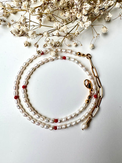 Süßwasserperlen-Halskette mit roter Koralle & 18k vergoldeten Details – handgefertigt