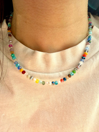 Happy Pearls No.1 – Bunte Glasperlen Halskette 4mm mit goldenen Details – handgefertigt