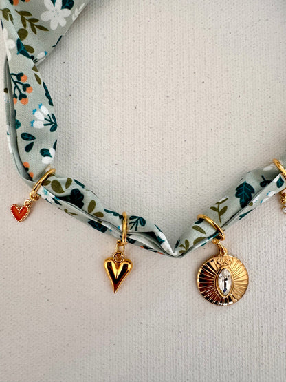 Grünes Charm-Bandana mit Blumenmuster • Goldene Herzanhänger & Kristall
