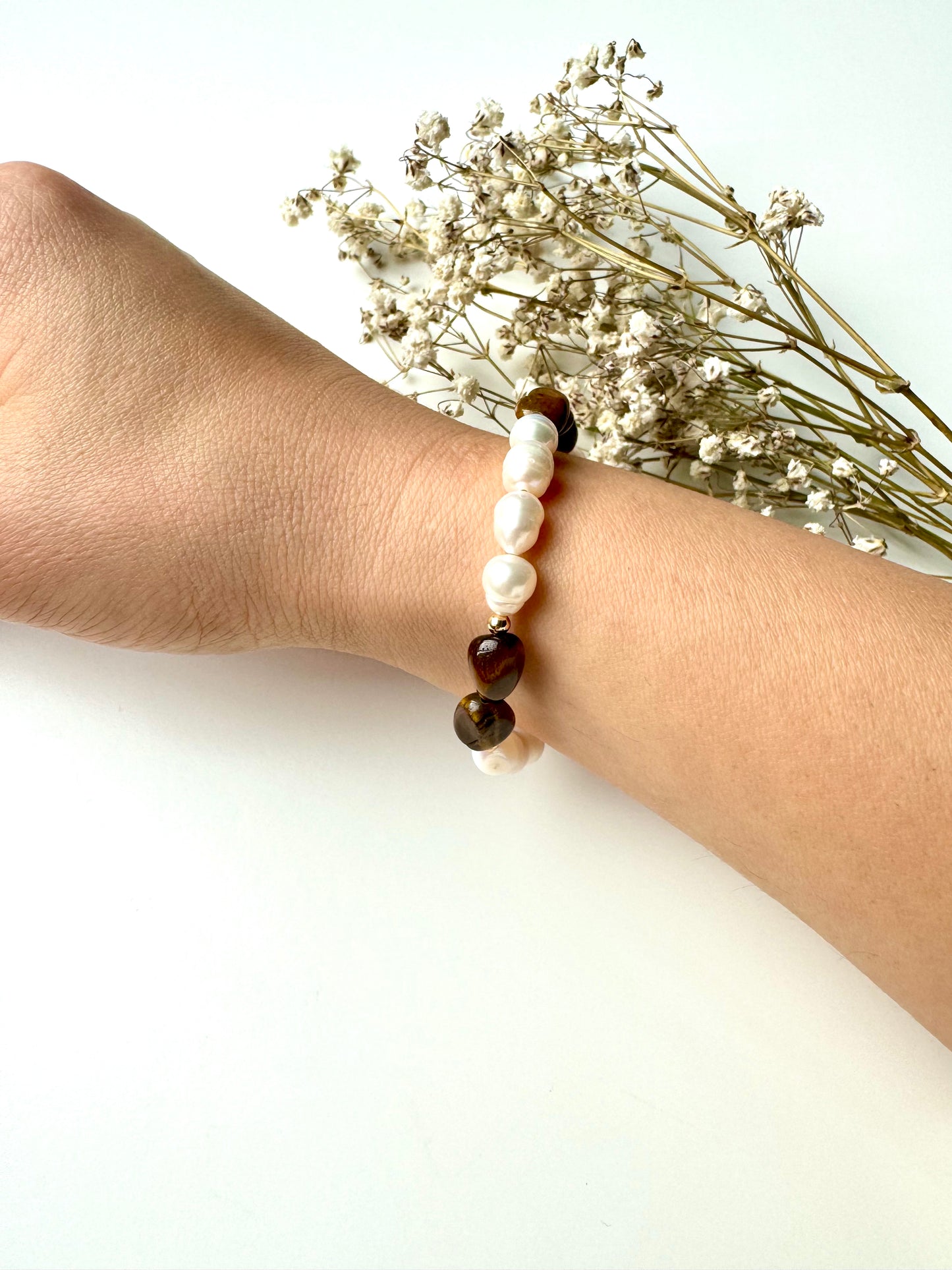 TOFFEE PEARL – Armband mit Süßwasserperlen & Tigerauge-Steinen, 18k vergoldet, handgefertigt