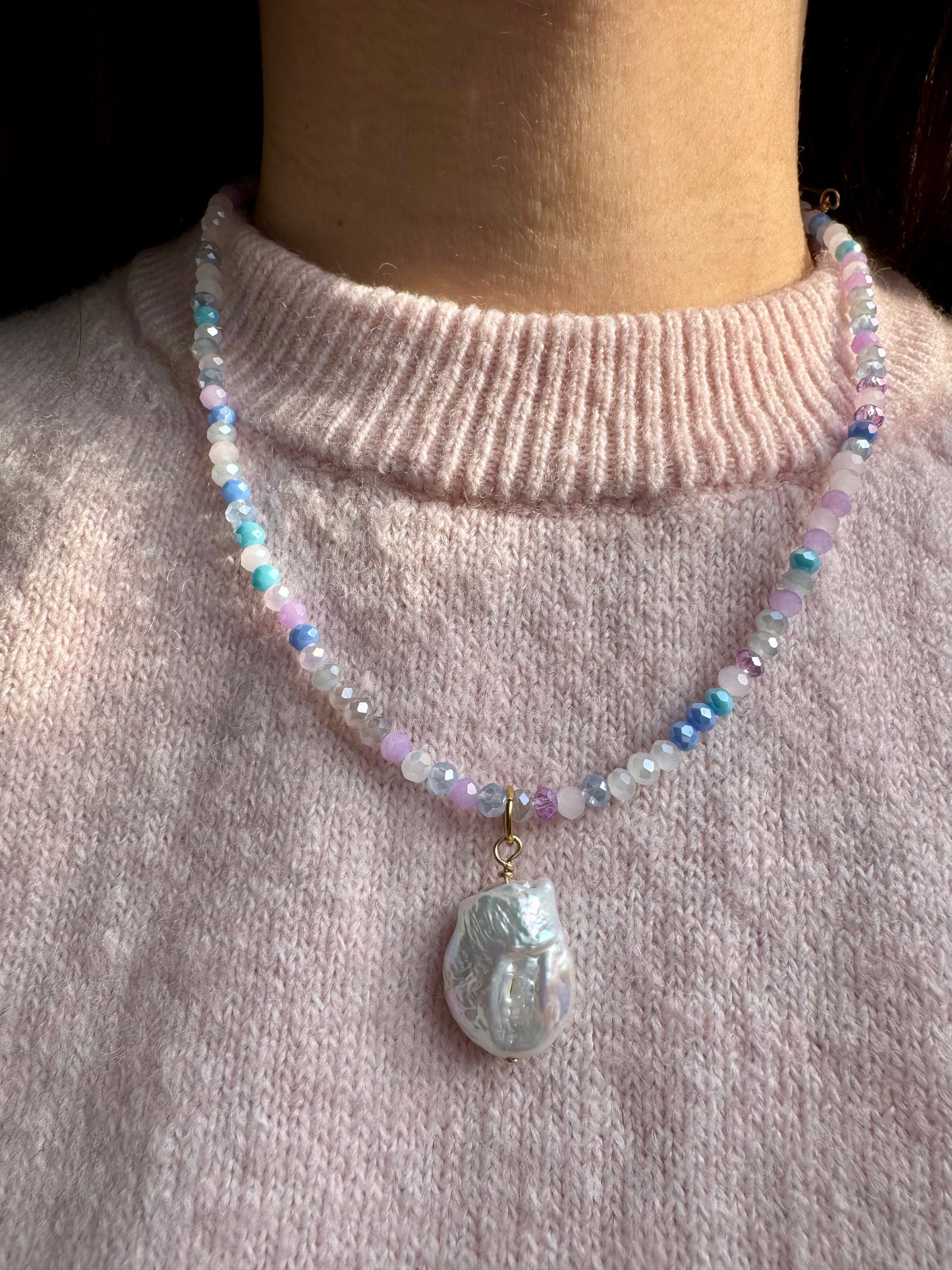Pastellfarbene Edelstein-Halskette mit Barockperle • 4 mm Perlen