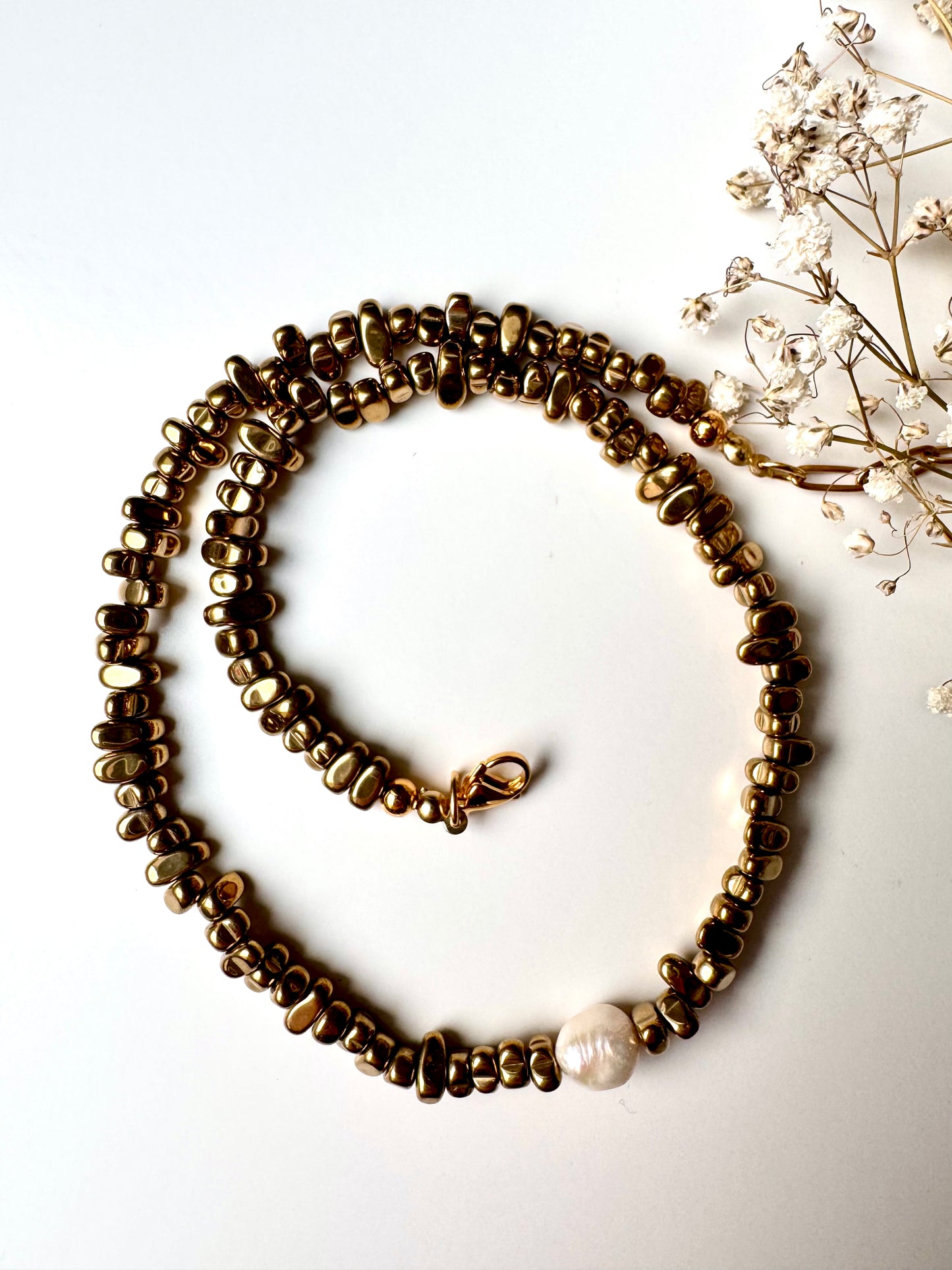 Hematite Glow – Halskette aus goldglänzendem Hämatit mit Süßwasserperle – handgefertigt