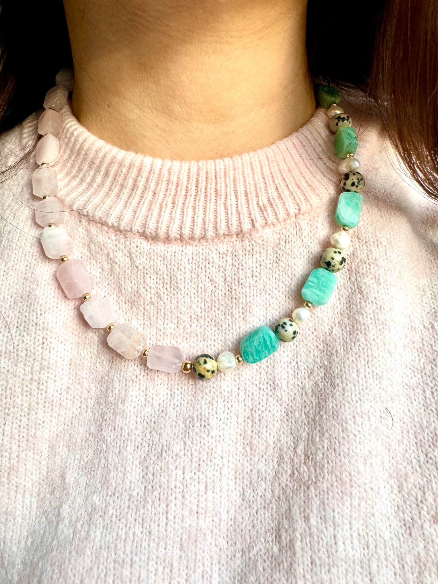 Halskette mit Rosenquarz, Amazonit, Dalmatinerstein & Süßwasserperlen – handgefertigt
