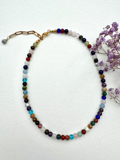 Bunte Edelstein-Halskette mit 6 mm Perlen & goldenen Details