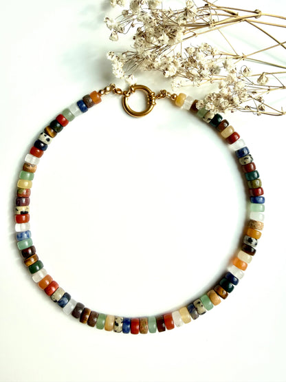 Renkia – bunte Edelstein Halskette mit Naturstein Mix & goldenen Details – handgefertigt