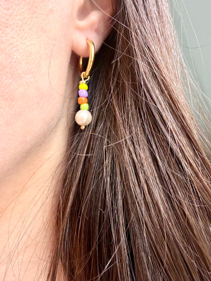 Lumi Pop – bunte Perlen Ohrringe mit Glasperlen & goldenen Creolen – handgefertigt