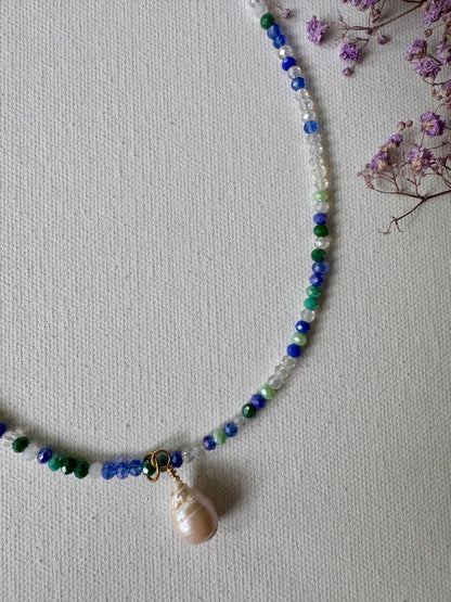 Bunte Edelstein-Halskette • Facettierte Perlen & Barockperle • 18k vergoldet