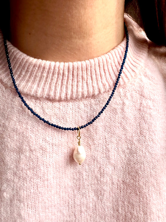 Sapphire Pearl Calm – Saphirkette mit Süßwasserperlenanhänger – handgefertigt