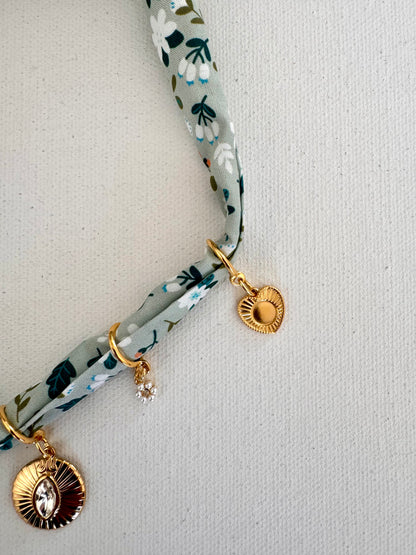 Grünes Charm-Bandana mit Blumenmuster • Goldene Herzanhänger & Kristall