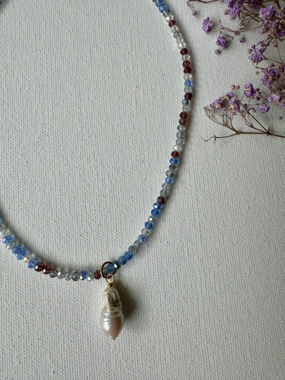 Edelstein-Halskette in Blau & Bordeaux • Facettierte Perlen & Barockperle • 18k vergoldet
