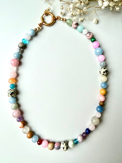 Bonibon – Edelstein Kette mit Dalmatiner Jaspis, Rosenquarz, Amazonit, Amethyst & Achat – handgefertigt