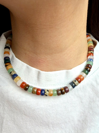 Renkia – bunte Edelstein Halskette mit Naturstein Mix & goldenen Details – handgefertigt