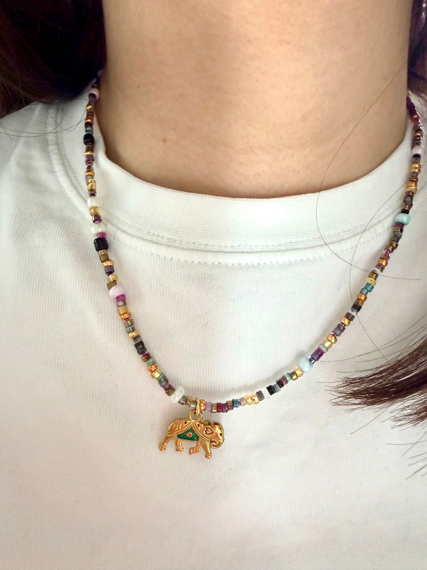 Happy Pearls No. 4 – Halskette mit bunten Glasperlen & Elefanten Anhänger – Edelstahl 18k vergoldet