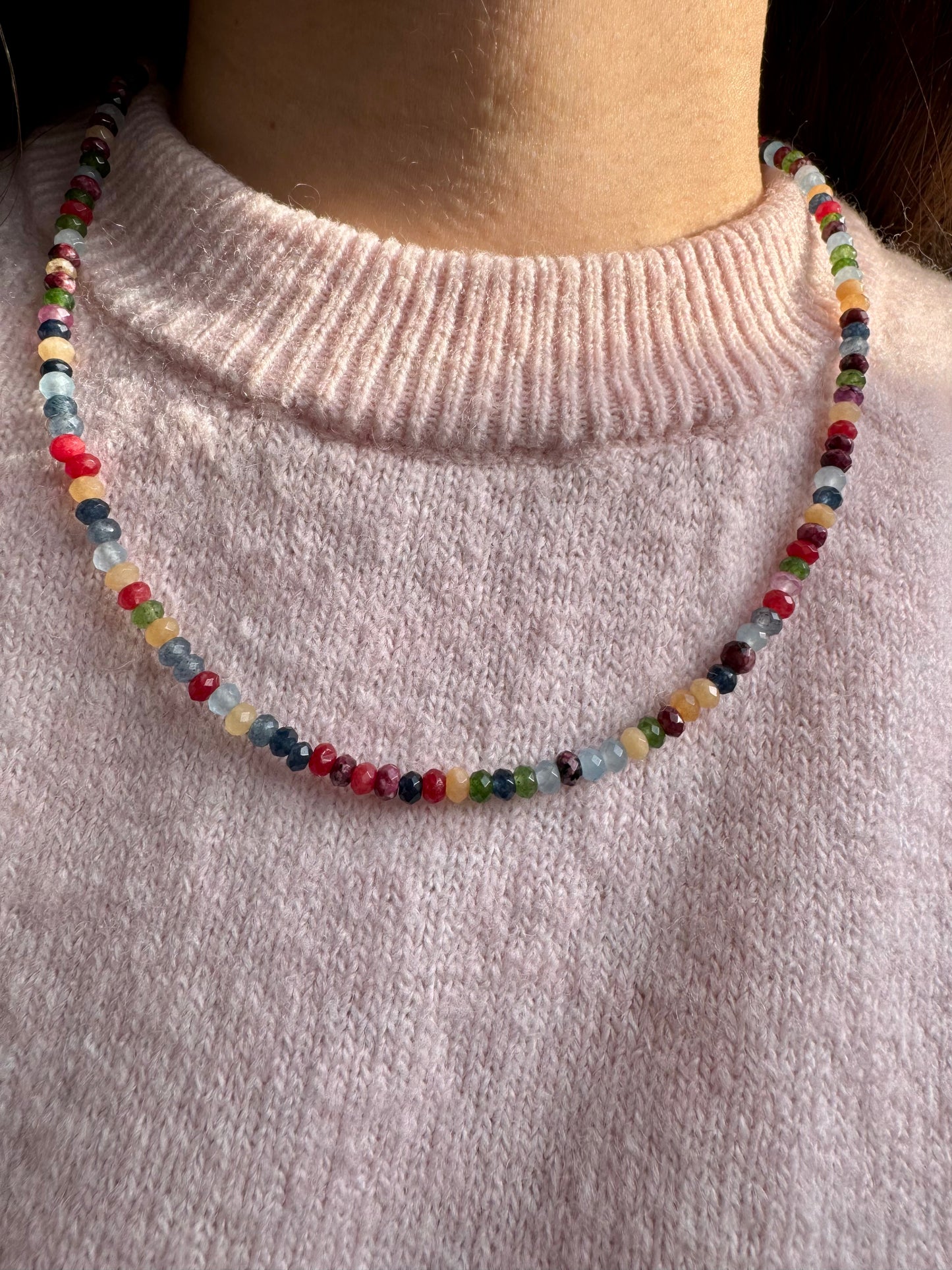 Bunte Edelsteinkette mit facettierten Rundperlen & goldenen Details