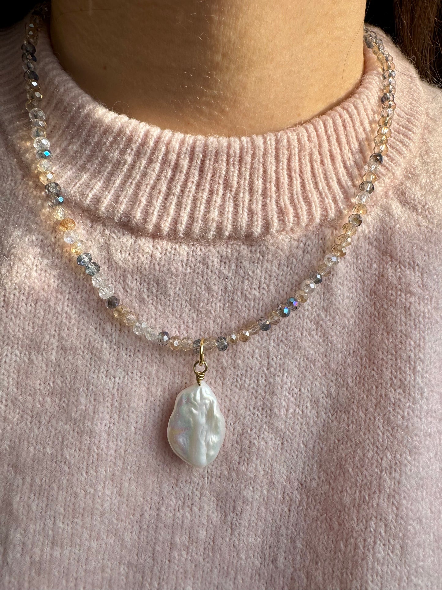 Facettierte Edelstein-Halskette mit Barockperle