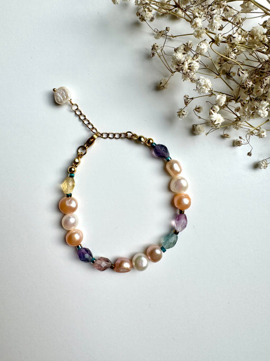 Fluorit-Perlenarmband mit Süßwasserperlen • Bunte Edelsteinmischung & goldene Details