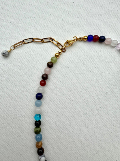Bunte Edelstein-Halskette mit 6 mm Perlen & goldenen Details