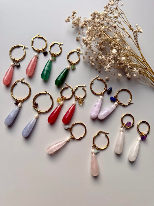 Stone Drip – Vergoldete Creolen mit Edelstein-Tropfen & Perlen – handgefertigt