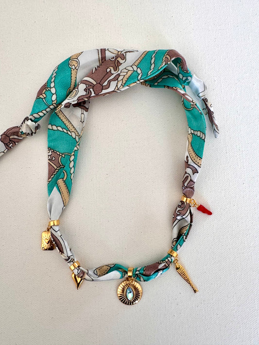 Charm-Bandana mit goldenen Anhängern in Türkis-Braun-Mix • Eyecatcher mit Symbolen & Kristall-Detail