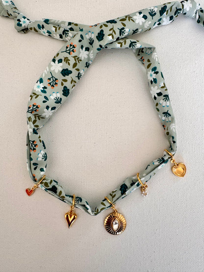 Grünes Charm-Bandana mit Blumenmuster • Goldene Herzanhänger & Kristall