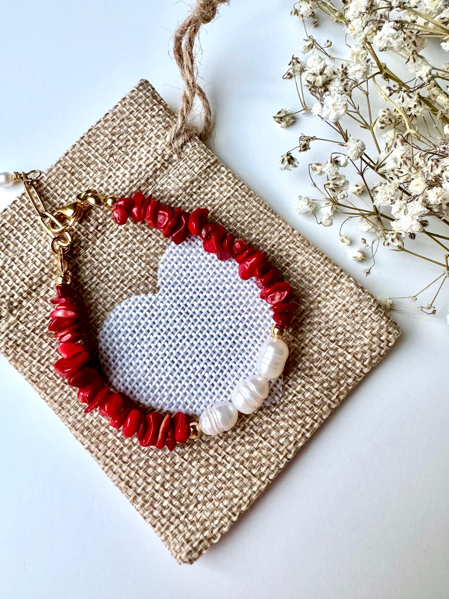 Korallenarmband mit Süßwasserperlen & goldenen Details – handgefertigt