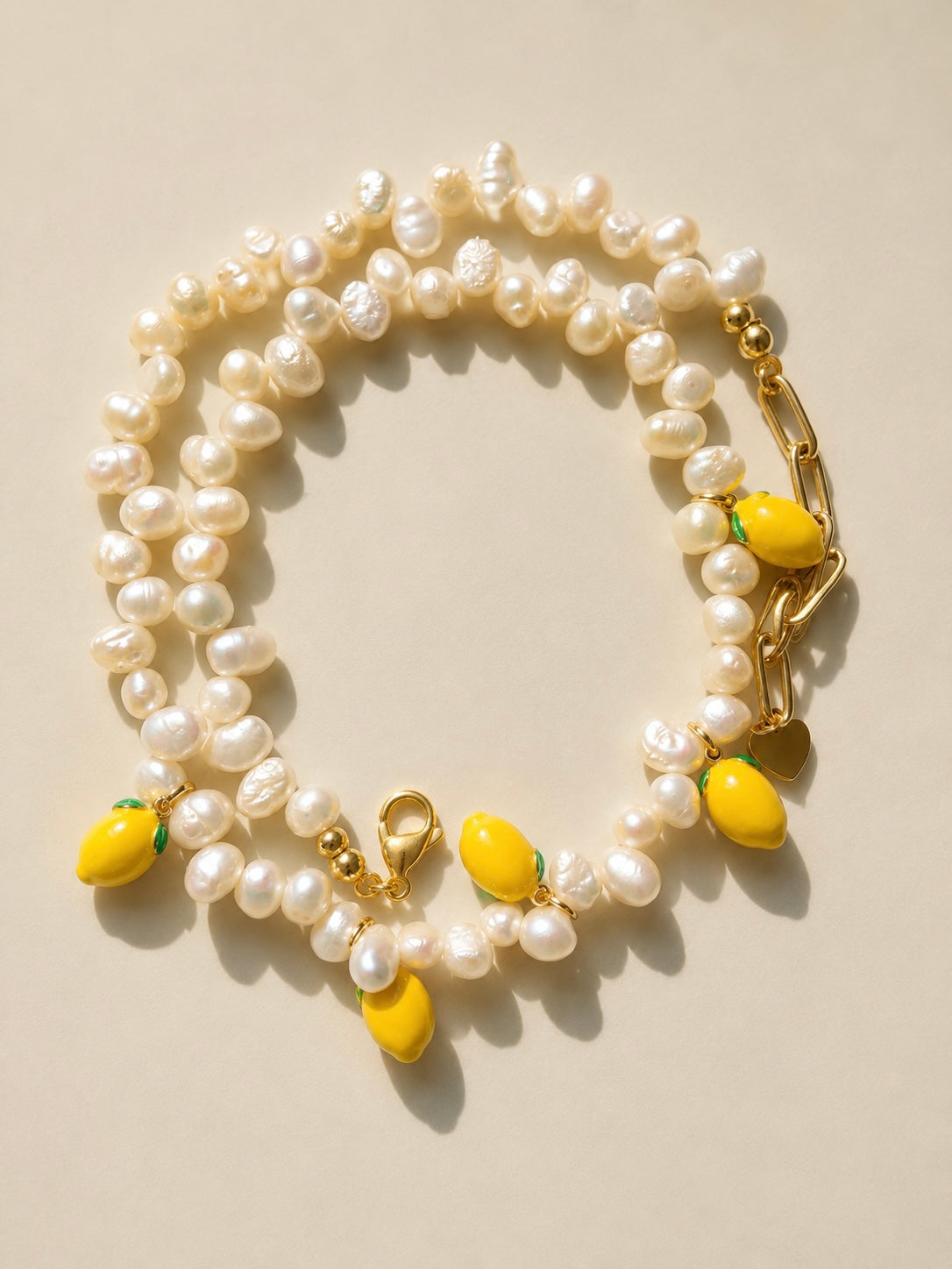 Lemon Pearl – Halskette mit Süßwasserperlen & Zitronen Anhängern – handgefertigt
