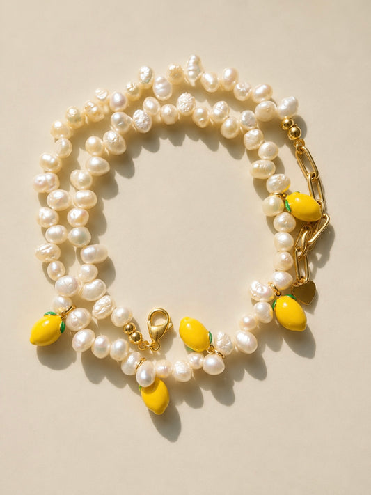 Lemon Pearl – Halskette mit Süßwasserperlen & Zitronen Anhängern – handgefertigt