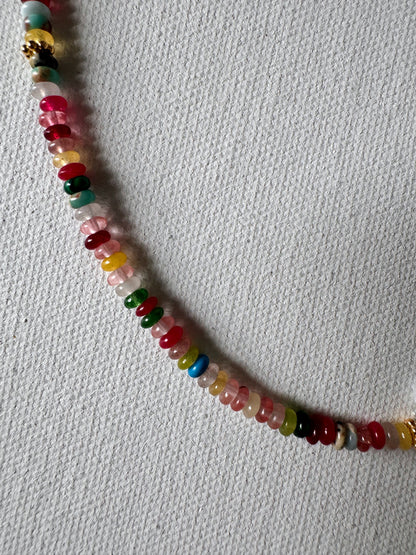 Bunte Glasperlen-Halskette mit Barockperle • 18k vergoldet
