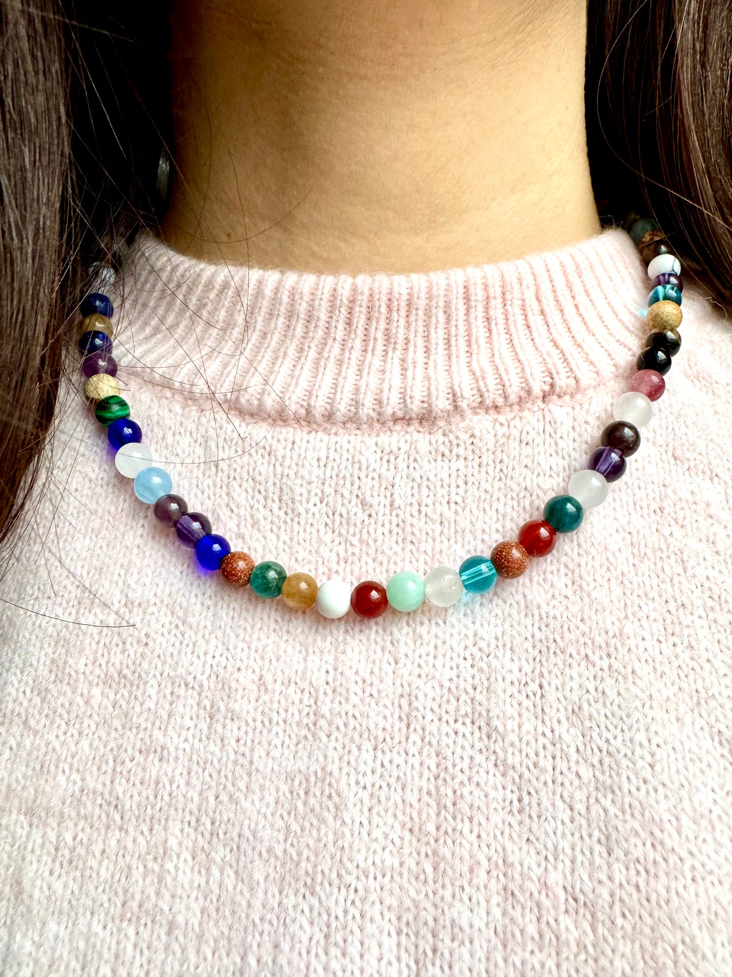 Bunte Edelstein-Halskette mit 6 mm Perlen & goldenen Details