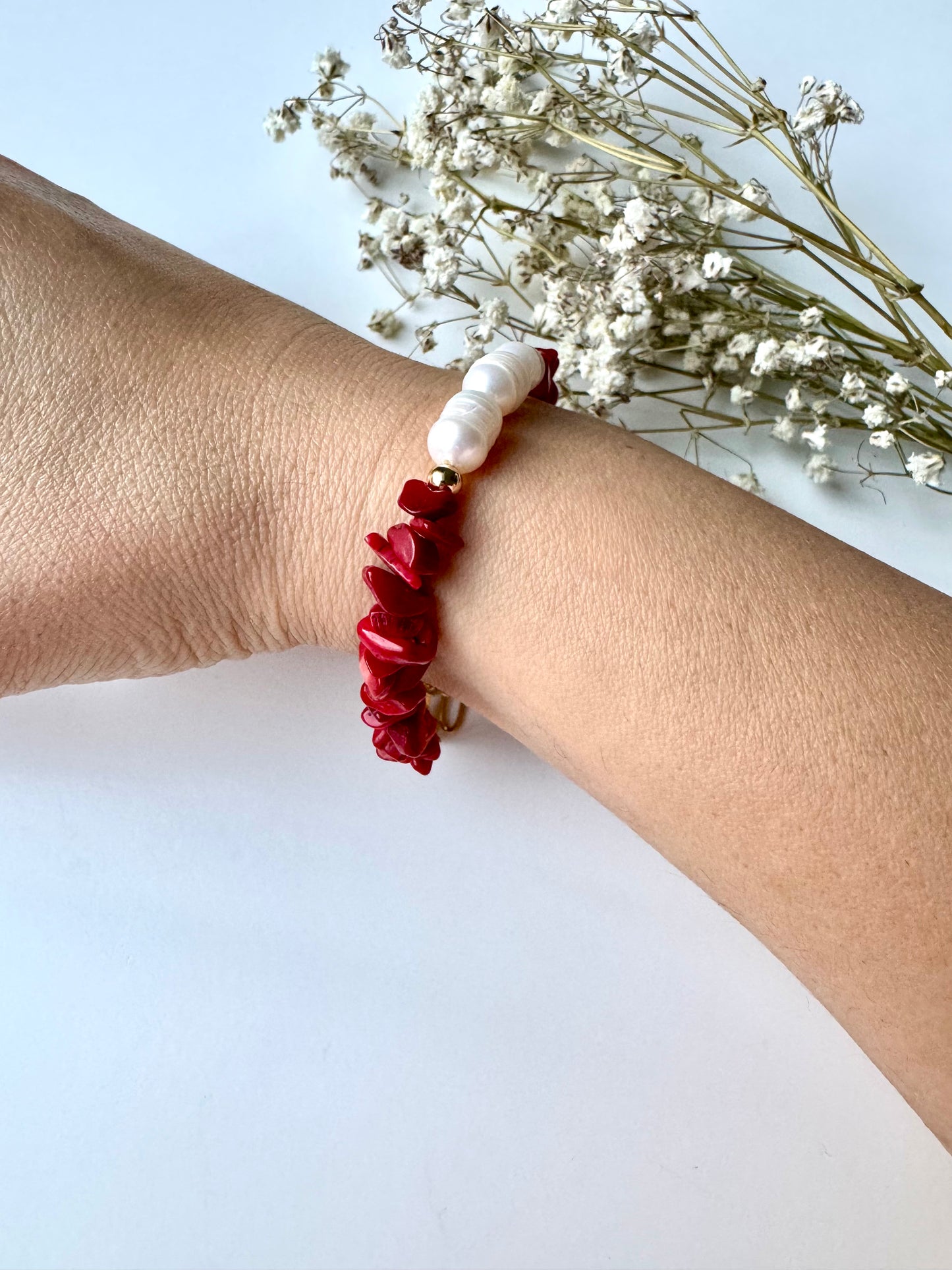 Korallenarmband mit Süßwasserperlen & goldenen Details – handgefertigt