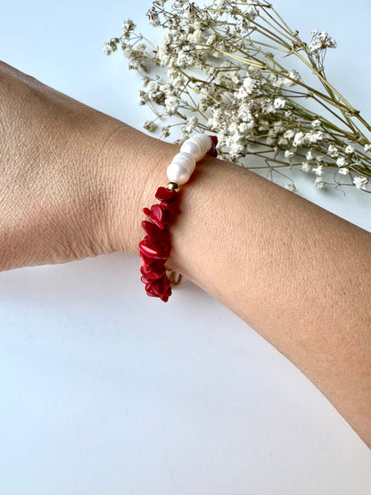 Korallenarmband mit Süßwasserperlen & goldenen Details – handgefertigt