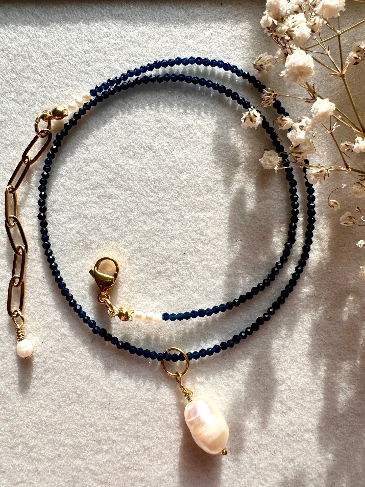 Kristall-Halskette Nachtblau • Barockperle • 18k vergoldet