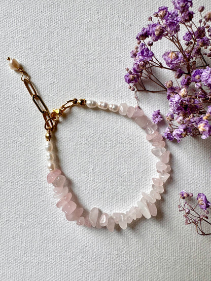 Rose Quartz Pearl Bracelet – zartes Armband mit Rosenquarz-Splittersteinen, Süßwasserperlen & Gold