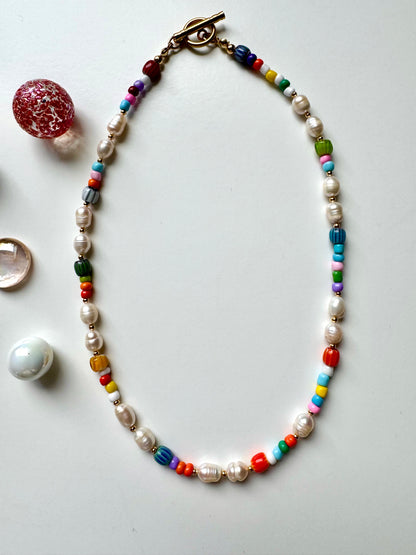 Bunte Kette mit Süßwasserperlen, Glasperlen & Miyuki-Perlen – 44 cm