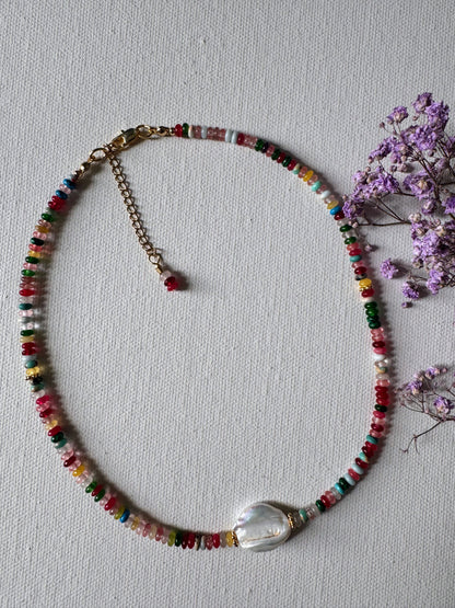 Bunte Glasperlen-Halskette mit Barockperle • 18k vergoldet