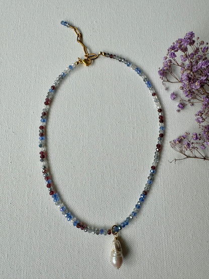 Edelstein-Halskette in Blau & Bordeaux • Facettierte Perlen & Barockperle • 18k vergoldet