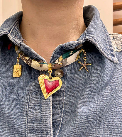 Bandana-Halskette mit Charms aus 18k vergoldetem Edelstahl • Herz-Anhänger, Stern & handbemaltes Porzellanherz